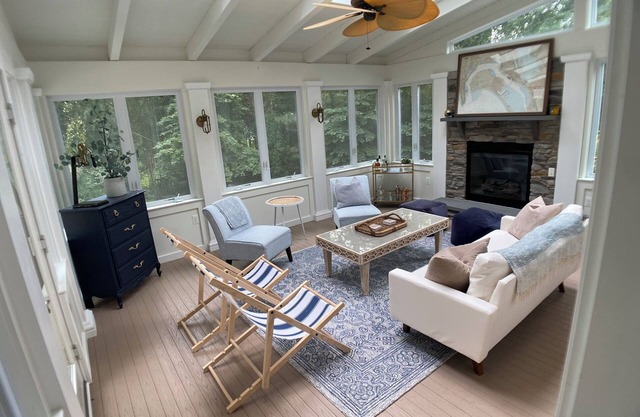 Plenty of space for the whole family! Close to Stadium, USNA and Downtown