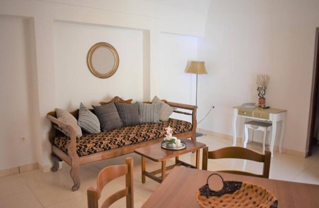 Plethora Home: Quiet With Terrace in Traditional Kamari - bus Stop 3min Away