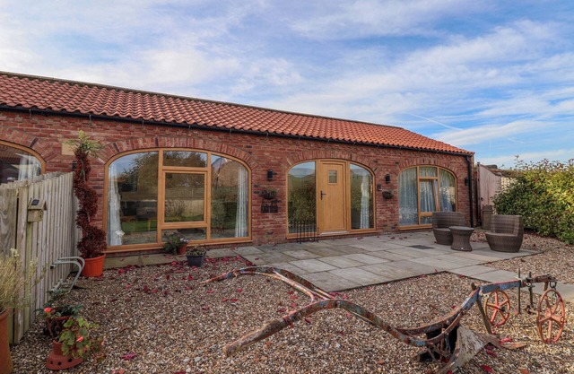 PLOUGH COTTAGE, romantic, luxury holiday cottage in Bridlington