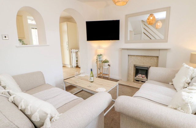 PLOUGHMANS COTTAGE, pet friendly, with a garden in Corby Hill