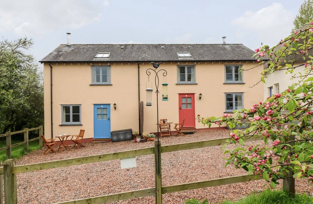 PLUM COTTAGE, romantic, character holiday cottage in Crediton