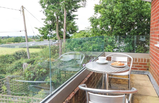 PLUM HILL, character holiday cottage, with a garden in Oswestry