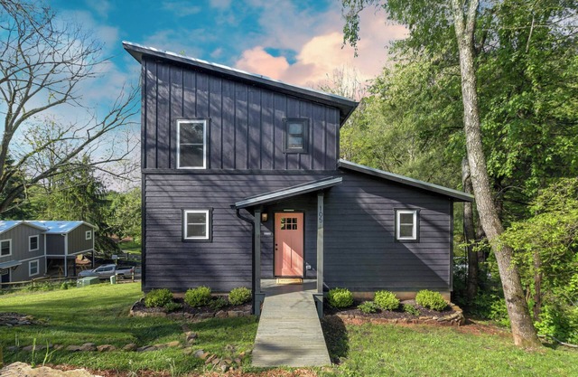 Plum Perfect Hideaway by AvantStay | Near Downtown