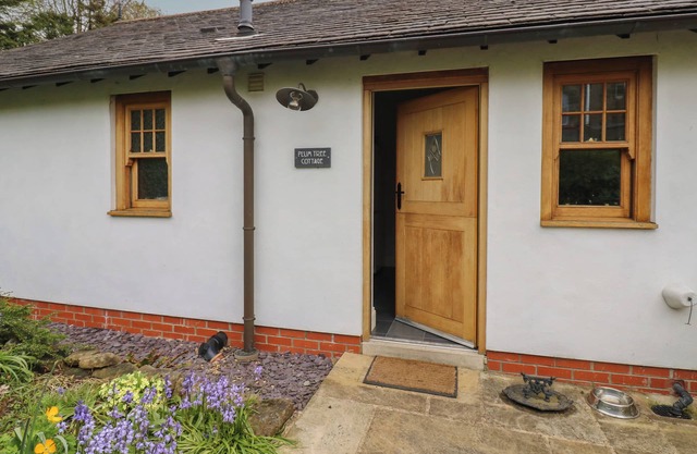 PLUM TREE COTTAGE, pet friendly, with a garden in Castleton