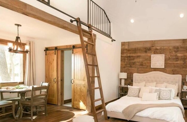 Plush Cabin 4 min to Homestead Heritage 18 min to Magnolia