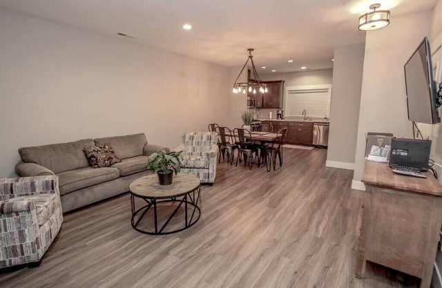 PNW Modern Town House, Unit B