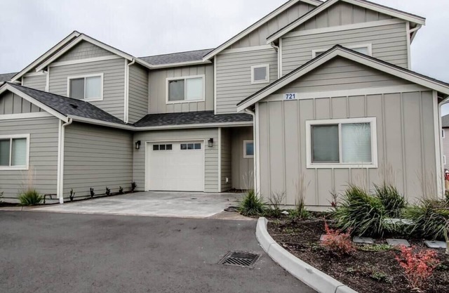 PNW Modern Town House, Unit D