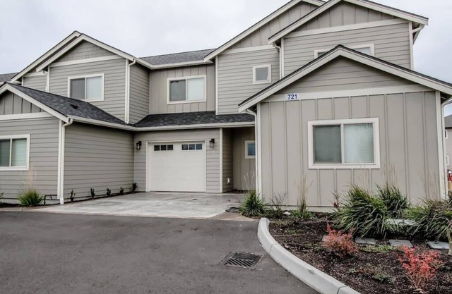 PNW Modern Town House, Unit A