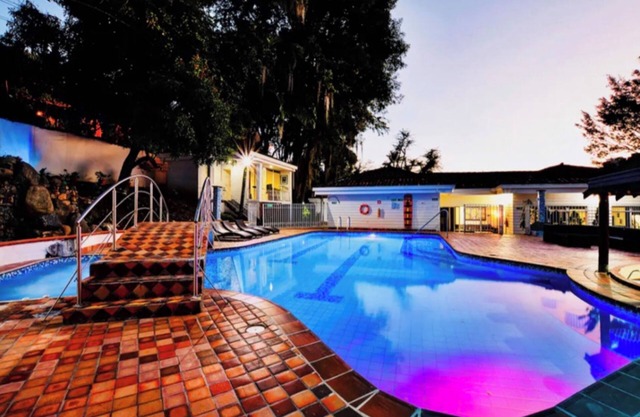 POBLADO 12 BEDROOM MANSION POOL JACUZZI BUTLER AC