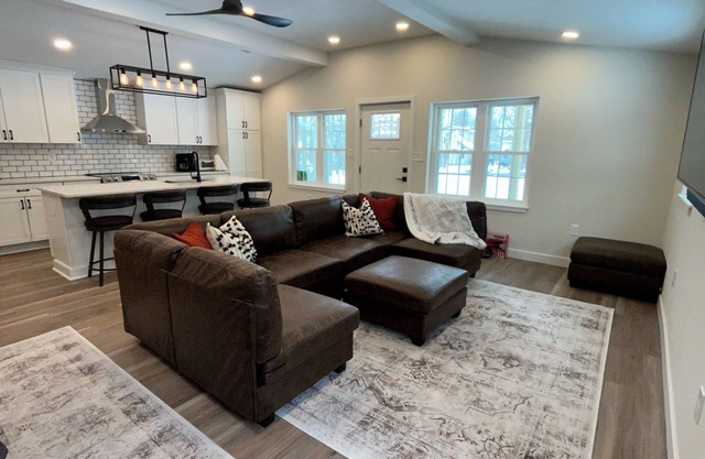 Pocono Bungalow - Walk to Lake or Short Drive to Ski Resorts and Pocono Raceway!