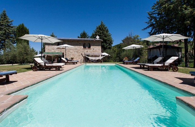 Podere Caldaruccio La Pineta for 18 people