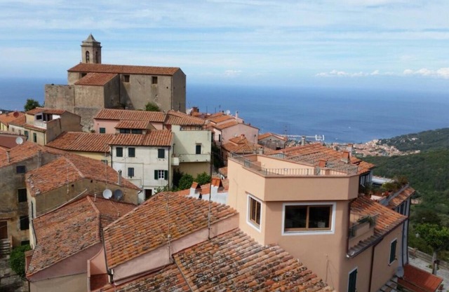 POGGIO, large apartment in a village frozen in time between sea and mountains