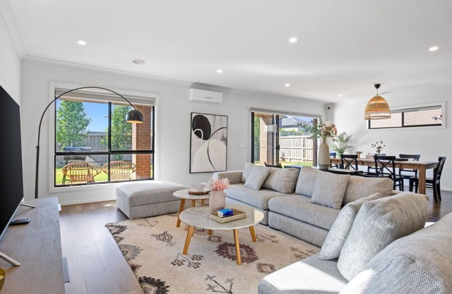 Point Cook's Spacious and Comfy 4BR/2.5B Haven!