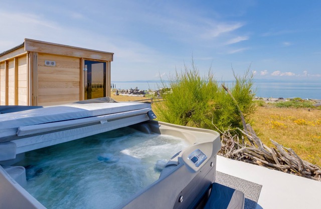 Point Roberts Cottage w/Ocean Views + Hot Tub!