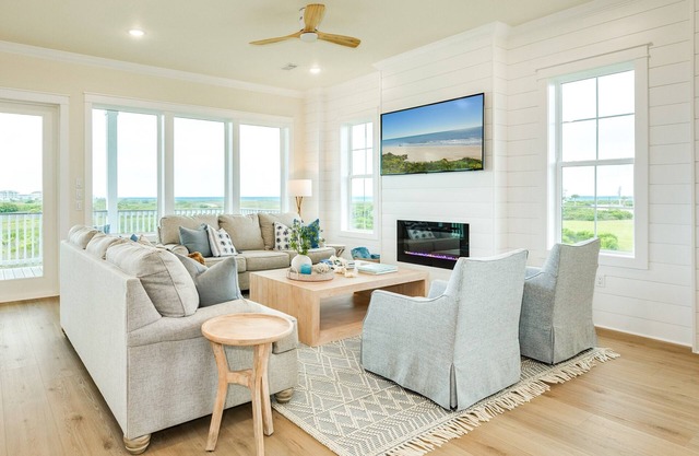 Pointe West BRAND-NEW luxury custom home, 5 BR/4 BA amazing view of West Bay!