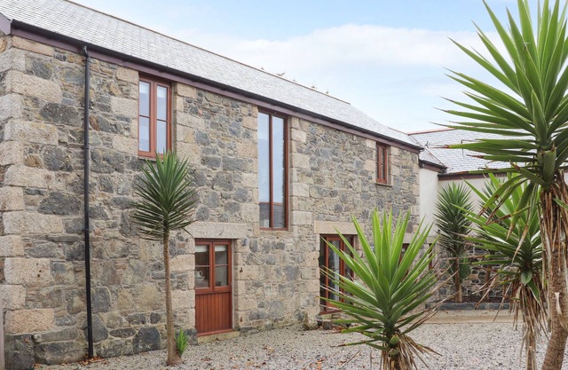 POL GLAS HALL, pet friendly, luxury holiday cottage in Mullion