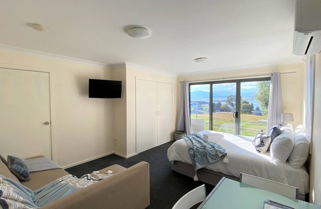 Poley Cow Studio - Lake & Mountain Views l Air-Con l Parking