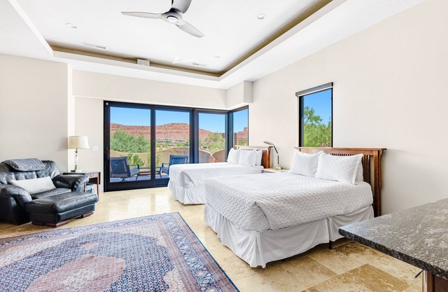 Polished, dog-friendly guesthouse overlooking red rock cliffs - near Snow Canyon