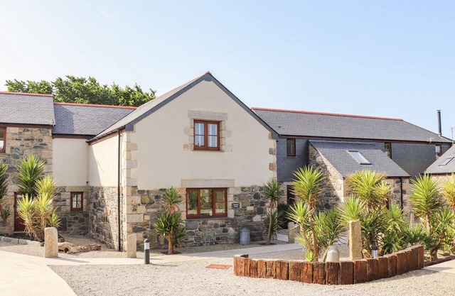POLURRIAN HOUSE, pet friendly, luxury holiday cottage in Mullion