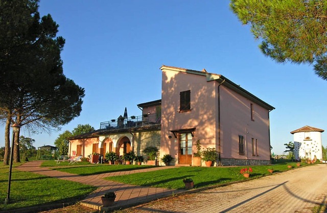 Pomegranate apt with shared pool, Castiglione del Lago, Italy
