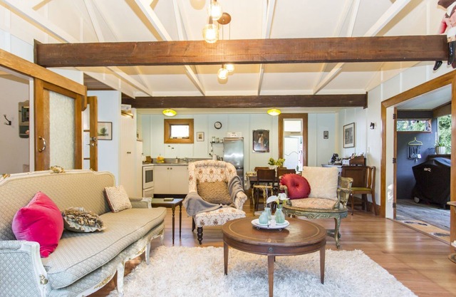 POND COTTAGE - PRIVATE & TRANQUIL: 4 BR, 2 BA House in Oakura, Sleeps 8