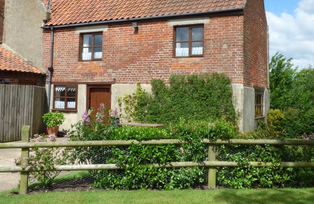 POND FARM DAIRY, pet friendly, character holiday cottage in Beccles