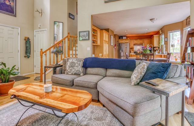Pond, Hot Tub, Sauna! 3/2 Home Close to Portland: Duck Crossing