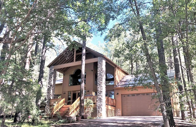 Ponderosa Lodge 2 Bd Rm Plus Loft, Huge Windows, Enclosed Deck, Wooded 1/2 Acre