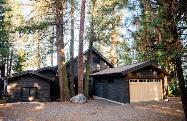 Ponderosa Park Lake House - Private dock and beach!
