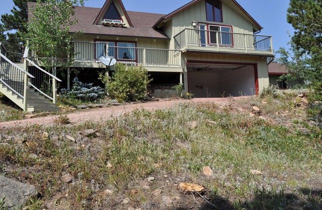 Ponderosa Pine Cabin with easy access to Lyons, Estes Park, RMNP, and Longs Peak