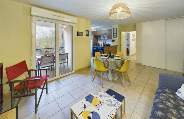 Pont L'Abbé, flat for 4 with a balcony