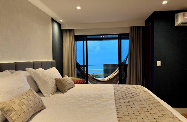Ponta Negra: Cinema Apartment with Impeccable Decor and Stunning View!