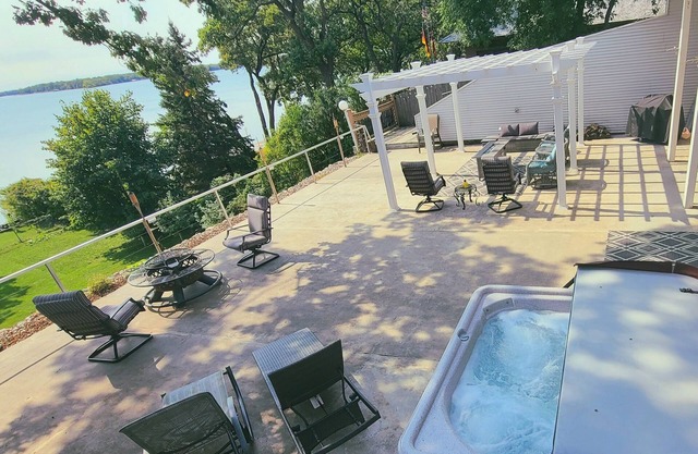 PONTOON INCLUDED IN PRICE, GAME ROOM, HOT TUB, SAUNA, ON BIG DETROIT LAKE!