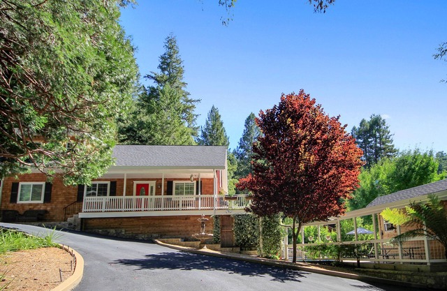 Pool, 3 Acres, Pool Table, Hot Tub