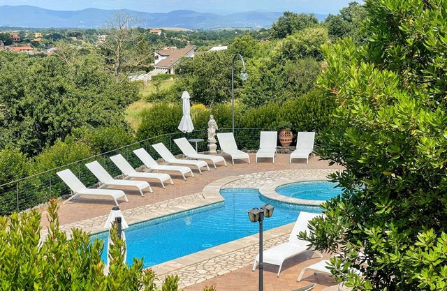 pool and jacuzzi - Charming villa in Umbria - sleeps 24 - lake view
