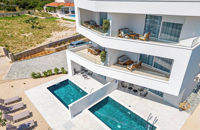 Pool apartments Twins with terrace for 16