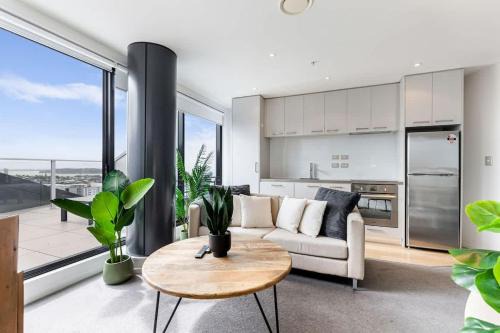 Pool, Gym & Modern 2BR Sky Tower View Zodiak Stays