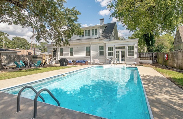 Pool Haven & Fire Pit Nights-13 min to Ft Moore & 5 min to Downtown/Riverwalk