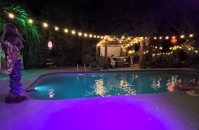 Pool/Hot tub/2 kings/4 adults/guest house/fire pit