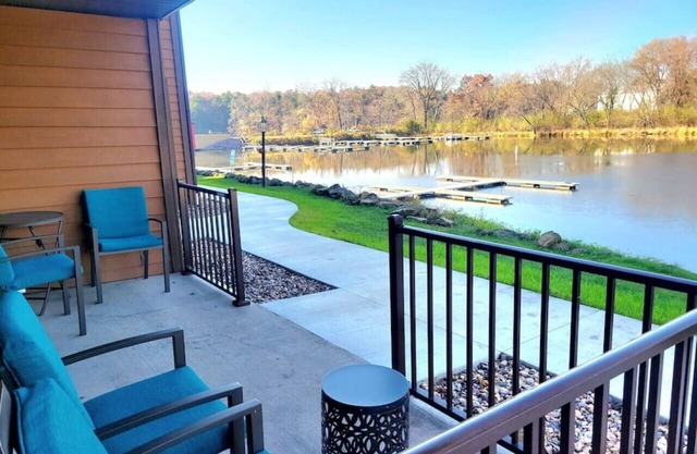 *Pool/Hot Tub| Cozy 2 BR Condo | Waterfront | Downtown | Riverwalk Retreat