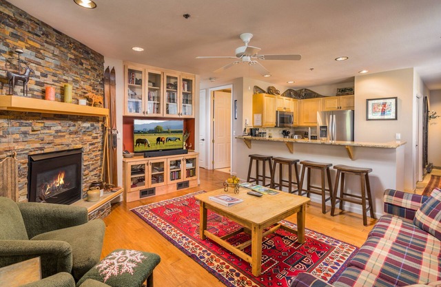 Pool, Hot Tub, Fitness Room, BBQ, Garage, 2-balconies, Short Walk to Ski Slopes