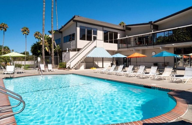 Pool-Hot tub-Tennis-free WiFi-miniature golf, restaurant, bar, Gym-AC-Game room