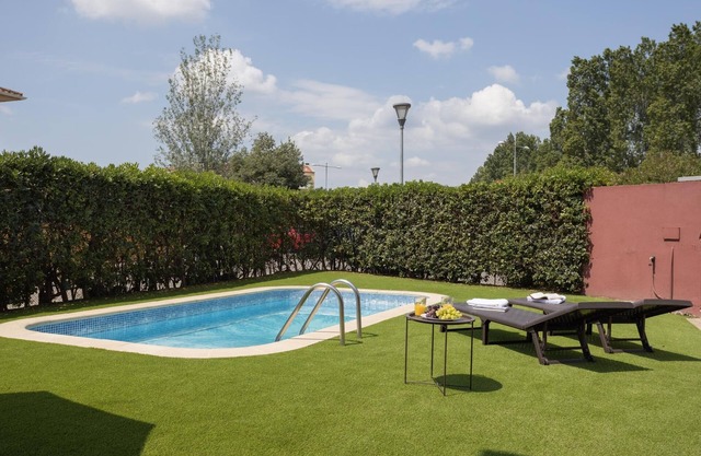 Pool house 10 minutes drive from the beach