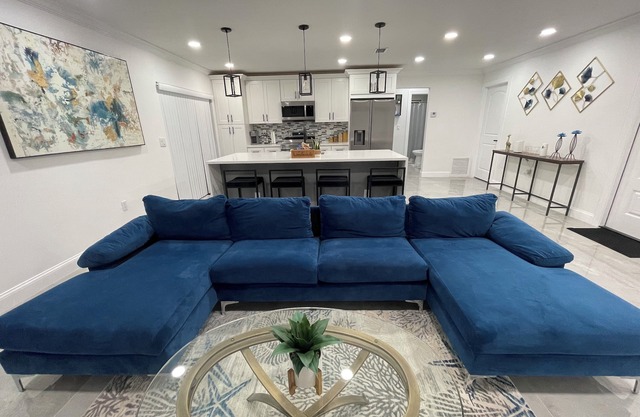 Pool House 3/2: Grill, Mural and Ping Pong Table