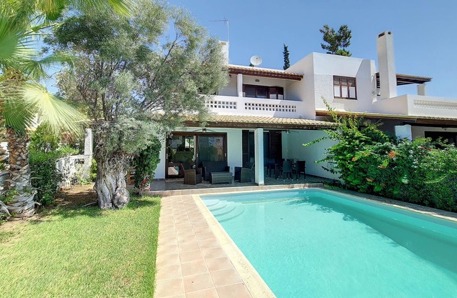 Pool house with private boat dock, 260m from beach (2 bedrooms)