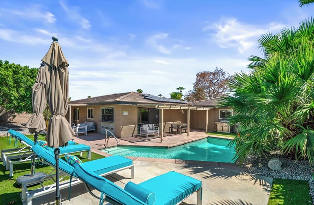 Pool Mountain Views Luxe Convenience