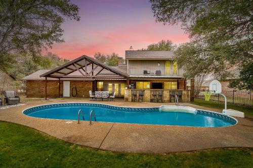Pool On The Golf Course With 3BR and Close to Tarleton