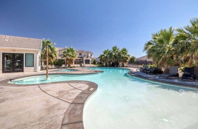 Pool Side Villa |Pet-Friendly Modern Escape w/Games, Pool Toys, Bikes & More! Near St.George