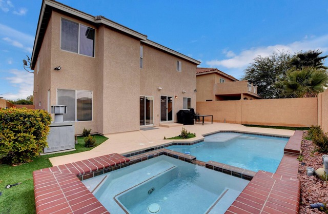 Pool/Spa-15 min from ✈️ & strip. Smart TVs Close to shopping 🍔 freeway, Costco