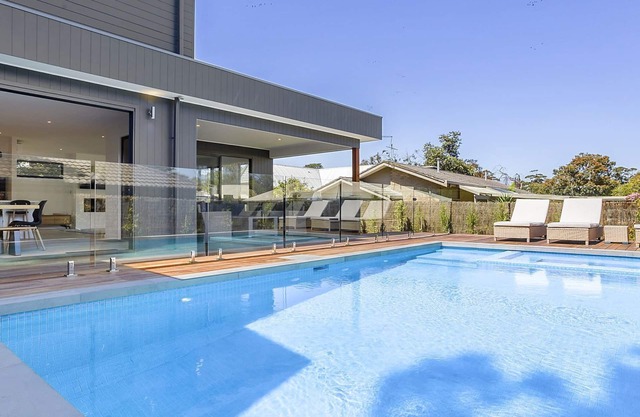 Pool - Spa and 300m Walk To Beach